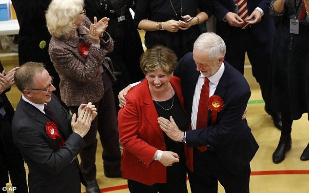 Το «ατύχημα» του Κόρμπιν: Αντί για «κόλλα το», της χτύπησε το στήθος! (βίντεο)